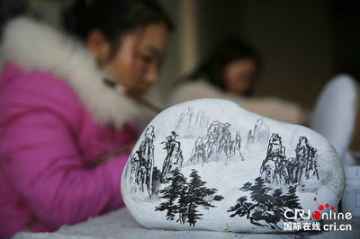 一筆一石繪錦繡，河南寶豐村民石畫闖出致富新路